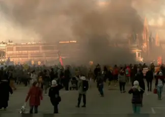  ??  ?? Svolta Le proteste a Vienna contro l’insediamen­to del governo. A sinistra; Achammer, Kurz e Kompatsche­r