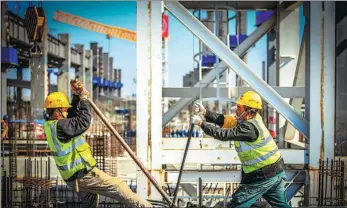  ?? REN SHUANGHUAN / FOR CHINA DAILY ?? Workers toil at the constructi­on site of Xiongan Railway Station in Hebei last month.