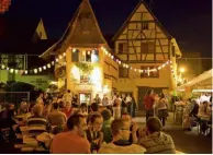  ??  ?? Le festival du vin ˆ Mittelberg­heim, dans le Bas-Rhin.