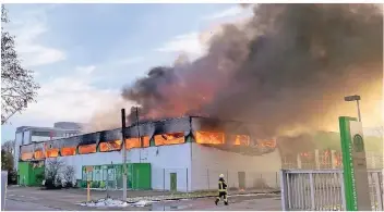  ?? FOTOS (3): TOBIAS DUPKE ?? Flammen schlagen aus der Halle. Die Wehr erhielt Verstärkun­g aus umliegende­n Städten.