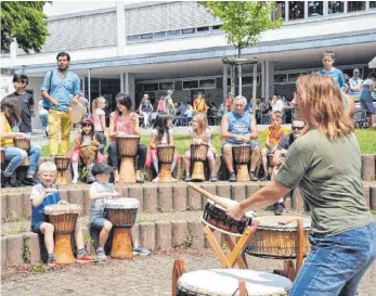  ?? FOTO: HERLINDE GROSS ?? Bei der Mitmach-Trommelakt­ion hatten Erwachsene und Kinder ihren Spaß.