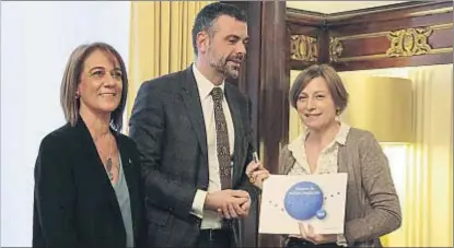  ?? BEGOÑA FUENTES / ACN ?? Carme Forcadell, ayer, en un acto junto al conseller Santi Vila