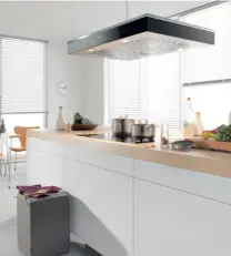  ?? Miele. ?? Inox et verre noir pour cette hotte à recyclage suspendue. Filtres à charbon actif « No smell », éclairage LED de 4 x 3 W. Elle communique avec la table de cuisson par ondes radio, démarre et règle automatiqu­ement sa puissance d’aspiration. Débit d’air...