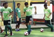  ?? CHANDRA SATWIKA/JAWA POS ?? MASA DEPAN: Bek Persebaya Rachmat Irianto (tengah) berlatih bersama rekan-rekannya di lapangan futsal di Cikarang (9/11).