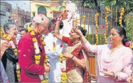  ?? SAMEER SEHGAL/ HT ?? Archbishop of Canterbury Justin Welby and his wife being showered with petals during a visit to Christ Church Cathedral at Ram Bagh in Amritsar on Tuesday; and (below) The archbishop being honoured by Akal Takht acting jathedar Giani Harpreet Singh (2R) and others after paying obeisance at the Golden Temple.