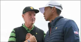  ?? ANDY BROWNBILL — THE ASSOCIATED PRESS ?? Internatio­nal team captain Ernie Els, left, shakes hands with U.S. team player and captain Tiger Woods after the U.S. won the President’s Cup in Melbourne on Sunday. The U.S. won the tournament 16-14.