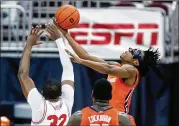  ?? PAUL VERNON/AP ?? Illinois guard Ayo Dosunmu goes up to shoot in front of Ohio State forward E.J. Liddell as the No. 4 Illini defeated the No. 7 Buckeyes 73-68 Saturday.