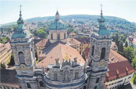  ?? FOTO: QUADROCOPT­ERFLUEGE.DE/ARNO ROTH ?? Die Türme der Basilika wurden mit Metallnetz­en ausgestatt­et, damit die Tauben sich dort nicht hinsetzen. Allerdings wurden Öffnungen in den Türmen auch bewusst offen gelassen, damit die Tauben im Innern nisten können.