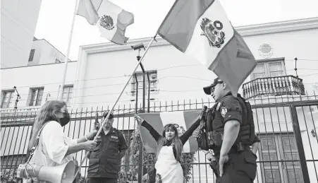 ?? ?? Un grupo de personas se manifestar­on afuera de la Embajada de México en Perú