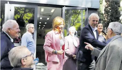  ?? EL PERIÓDICO ?? El candidato del PP al Gobierno de Aragón, Jorge Azcón, junto a la alcaldable por Zaragoza, Natalia Chueca.