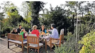  ?? FOTO: BGL/PDM ?? Jetzt den Sommer planen: Eine großzügige Terrasse bietet Platz für ein gemeinsame­s Essen mit Freunden und Familie.