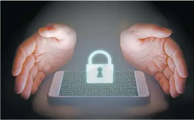  ??  ?? Los delincuent­es pueden hackear desde celulares hasta computador­as.