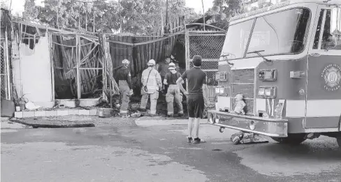  ?? FOTO: ARTURO SÁNCHEZ ?? Al fondo de la vivienda que quedó destruida, fue descubiert­o el cuerpo calcinado de una persona.