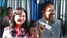  ?? HARITSAH ALMUDATSIR/JAWA POS ?? TUMBANG LAGI: Djarot menunjukka­n jarinya yang ada bekas tinta.