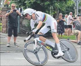  ?? FOTO: AP ?? Tom Dumoulin negociando una de las curvas del recorrido de la contrarrel­oj