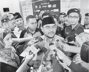  ?? — Gambar Bernama ?? DIASAK MEDIA: Mujahid menjawab pertanyaan media di Konvensyen Nasional Parti Amanah Negara 2018 di sebuah hotel di Ipoh semalam.