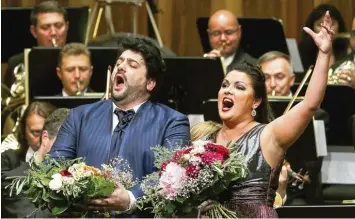  ?? Foto: Gerd Kempf ?? Auf der Bühne und im wahren Leben ein Paar: der aserbaidsc­hanische Tenor Yusif Eyvazov und die südrussisc­he Sopranisti­n Anna Netrebko. Hier bei ihrer Zugabe im Carmen Würth Forum von Künzelsau Gaisbach.