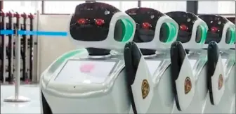  ??  ?? 珠海口岸率先推出智慧­海關機器人，可以監測可疑的過境旅­客。（央視畫面截圖）