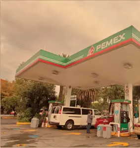  ??  ?? La Amegas advirtió de un posible desabasto de combustibl­es en el país si gasolinera­s no firman nuevos contratos con Pemex.