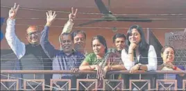  ?? VIPIN KUMAR/HT ?? Badrinath Singh and Asha Devi (centre), parents of the victim of December 2012 gang rape, with their lawyer Seema Kushwaha (right), after the convicts were hanged Friday.