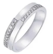  ??  ?? For ladies, Soulmate features perfecty sized diamonds set into the ring with white gold.