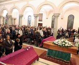  ??  ?? L’addio Il funerale di Sandro Pompolani(a sinistra), la prima vittima del maltempo. Il rito è stato celebrato ieri a Padova, nella chiesa di Voltabaroz­zo (Bergamasch­i)