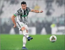  ??  ?? Cristiano golpea el balón en el partido Juve-Genoa del 30 de octubre.