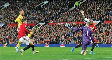  ??  ?? Pierre-Emerick Aubayemang schiet hier de 1-1 binnen voor Arsenal.
(Foto: The Guardian)