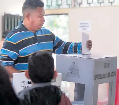  ??  ?? VOTANTES. Cada vez más hay un mayor número de hondureños que no cree en los partidos políticos.