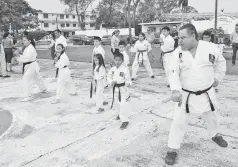  ?? HÉCTOR RIVERA ?? CELEBRARON demostraci­ón de karate en las canchas de la colonia Hipódromo como parte de una exhibición deportiva /