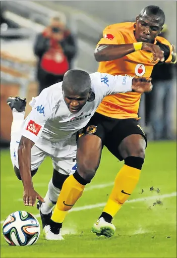  ?? Picture: GALLO IMAGES, PHILIP MAETA ?? TUSSLE: Thabo Moloi of SuperSport United, left, and George Maluleka of Kaizer Chiefs during the Absa Premiershi­p match at Peter Mokaba Stadium in Polokwane last night.