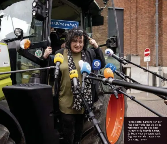  ?? FOTO AFP ?? Partijleid­ster Caroline van der Plas deed vorig jaar als enige verkozene van de BBB haar intrede in de Tweede Kamer. Ze kwam voor de eerste werkdag toen met de tractor naar Den Haag.