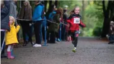 ?? ANDERS MINGE ?? 8 år gamle Ida Hay Opsal løp sitt første Mosvannslø­p i fint driv.