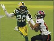  ?? MORRY GASH — THE ASSOCIATED PRESS ?? Tampa Bay’s’ Scott Miller catches a 39-yard scoring pass behind Green Bay’s Kevin King at the end of the first half.