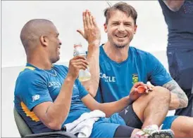  ?? GUPREET SINGH / HT PHOTO ?? Dale Steyn shares a lighter moment with teammate Vernon Philander on Tuesday.