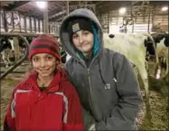  ?? PAUL POST — PPOST@DIGITALFIR­STMEDIA.COM ?? Rhedyn Stasyshyn, left, a Waldorf School student, and Adrianna Drindak, right, who attends Academy of Holy Names in Albany, are taking a six-week 4-H Veterinary Science course. Both girls live in Middle Grove.