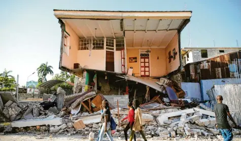  ?? Foto: Joseph Odelyn, AP, dpa ?? Die Stadt Les Cayes, etwa 200 Kilometer von Haitis Hauptstadt Port‰au‰Prince entfernt, traf das Beben am stärksten. Von vielen Häusern dort ist nicht mehr viel übrig. Nach Verschütte­ten wird noch gesucht.