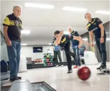  ?? FOTO: JONATAN BYLARS ?? HEMMABANA. Birka Bowlings hemmaklubb Matteuspoj­karna Bowling tränar vid tidningens tidigare besök i hallen. Eric Blomster Kees syns längst till höger.