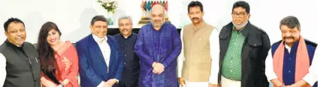  ??  ?? UNION HOME MINISTER Amit Shah (centre) with Kailash Vijayvargi­ya (extreme right), the BJP’S central observer in West Benga, Mukul Roy (from left to right) and the latest batch of defectors from the Trinamool Comgress, Vaishali Dalmiya, Rathin Chakrabort­y, Prabir Ghosal, Rajib Banerjee and Partha Sarathi Chatterjee, in New Delhi on January 30.