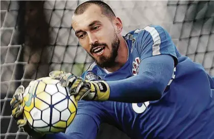  ?? Daniel Augusto Jr. - 9.set.16/ Ag. Corinthian­s ?? O goleiro Walter, de 29 anos, pode ganhar o dobro do salário atual para jogar pelo São Paulo em 2018; o Corinthian­s e o Tricolor negam que exista negociação neste momento, o que deve ocorrer em dezembro