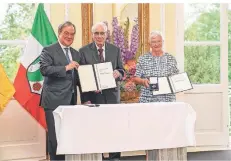  ?? FOTO: LAND NRW ?? NRW-Ministerpr­äsdient Armin Laschet verlieh Ursula und Heribert Hölz den Landesverd­ienstorden.