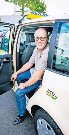  ?? RP-FOTO: ANNE ORTHEN ?? Das Eco-Taxi-Label auf dem Fahrzeug von Dennis Klusmeier, Chef der Düsseldorf­er Taxi-Innung. 140 Taxis dürfen es tragen.