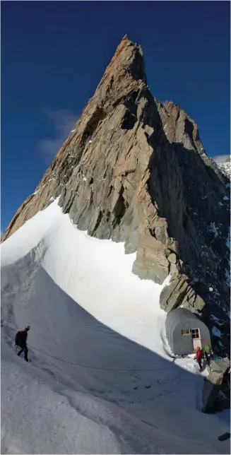  ??  ?? Arrivée au bivouac Canzio, situé juste sous le col des Grandes Jorasses (3 825m).