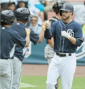  ??  ?? Cory Spangenber­g, de los Padres, es felicitado luego de marcar una de las tres carreras que anotó para su equipo.