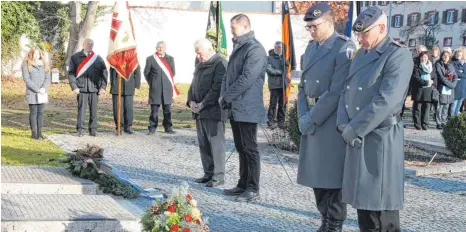  ?? FOTO: HEINZ THUMM ?? Abordnunge­n der Gemeinde Zwiefalten und der Bundeswehr legten Kränze am Kriegerehr­enmal nieder und gedachten am Volkstraue­rtag der Opfer von Kriegen.