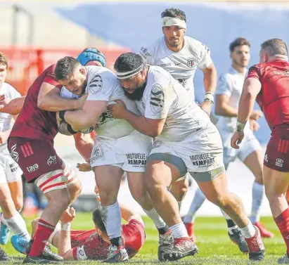  ??  ?? Impériaux au Munster la semaine dernière, les avants toulousain­s (notamment Cyril Baille et Charlie Faumuina) savent qu’une victoire à Clermont ne peut passer que par une prestation de haut vol. Photos Icon Sport