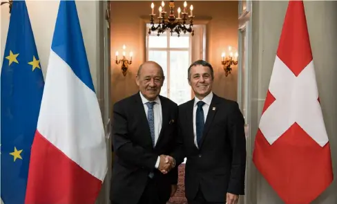  ?? KEYSTONE ?? Ignazio Cassis (a destra) ha incontrato il Jean-Yves Le Drian (a sinistra) a Berna