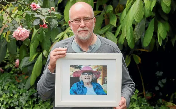  ?? PHOTO: MARK TAYLOR /STUFF ?? Robert Love holds a picture of his mum Freda Love.