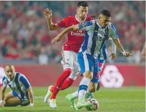  ??  ?? FC Porto e Benfica esgrimem argumentos agora fora das quatro linhas