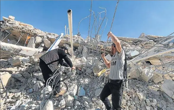  ?? AMMAR ABDULLAH / REUTERS ?? Estos hombres buscaban ayer supervivie­ntes entre las ruinas del hospital de Médicos sin Fronteras en Marat Numan, cerca de Idlib